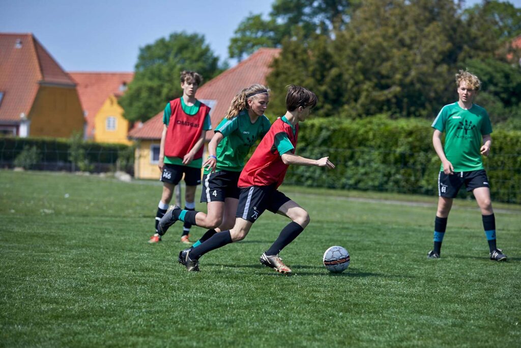 Drenge spiller fodbold